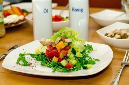 Le tofu lacto-fermenté s'intègre parfaitement dans une salade