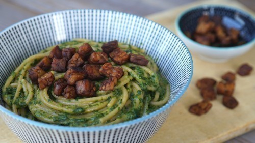 Le tempeh fumé parfume et enrichit un plat de pâtes ou de légumes