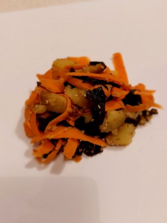 Salade de wakamé et haricots de mer avec carottes et pommes de terre