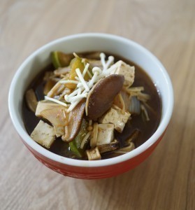 Vous pouvez enrichir votre soupe de miso avec l'algue Wakamé et des champignons shitakés