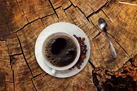 Boire de nombreuses tasses de café chaque jour en pensant que cela aide à vous hydrater est une erreur de jugement